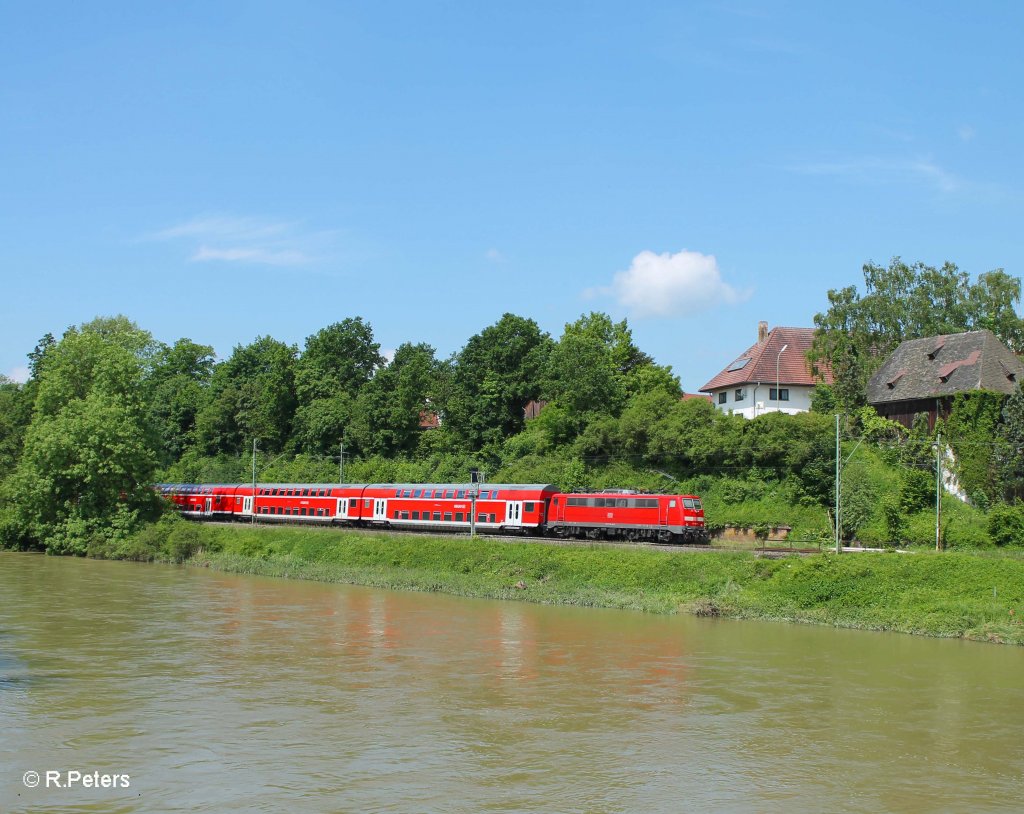 111 065-9 schiebt den RE 4257 N�rnberg - Regensburg - M�nchen bei Volkmannsdorf. 08.06.13