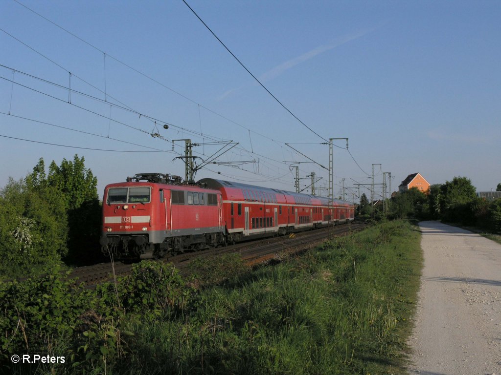 111 106-1 mit RE4264 nach N�rnberg bei Obertraubling. 07.05.11