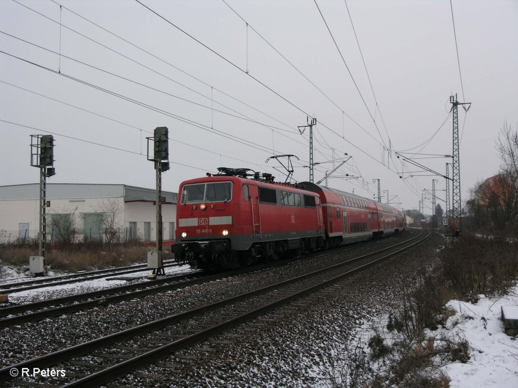 111 148-3 zieht den RE 4244 N�rnberg HBF mit etwas versp�tung durch Obertraubling. 09.01.10

