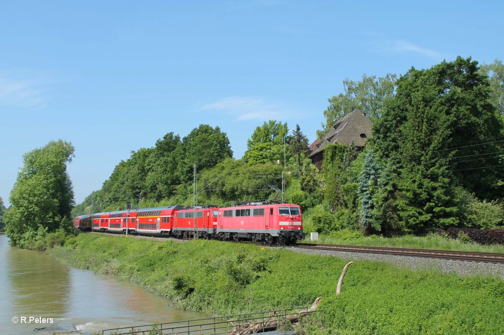 111 166-5 + 182-2 ziehen den RE4254 M�nchen - Regensburg - N�rnberg bei Volkmannsdorf. 08.06.13