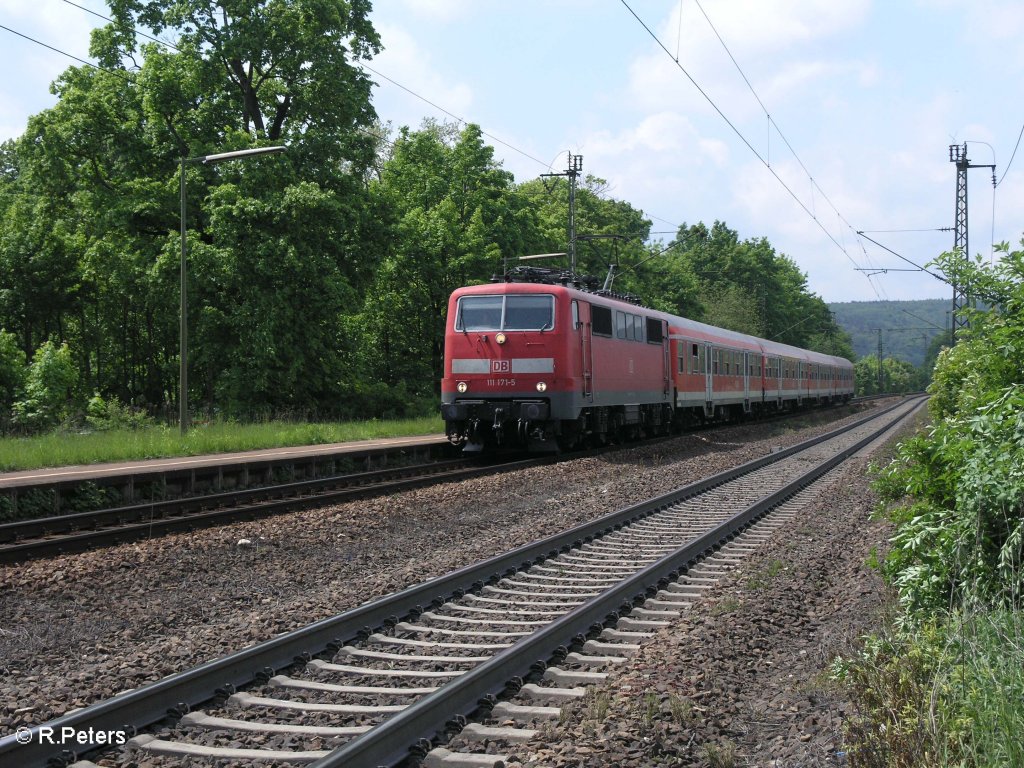 111 171-5 zieht bei Regensburg-Pr�fering eine RB Plattling. 09.05.09
