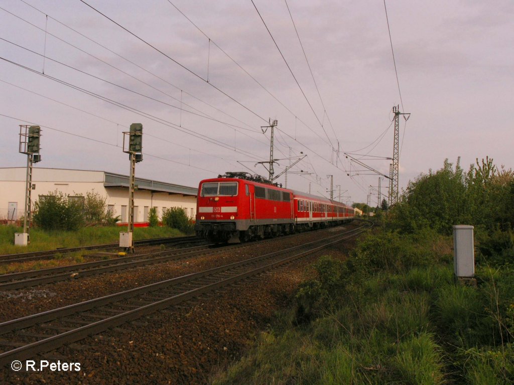 111 176-4 verl�sst Obertraubling mit einer RB Neuenmarkt/Oberpfalz. 03.05.08