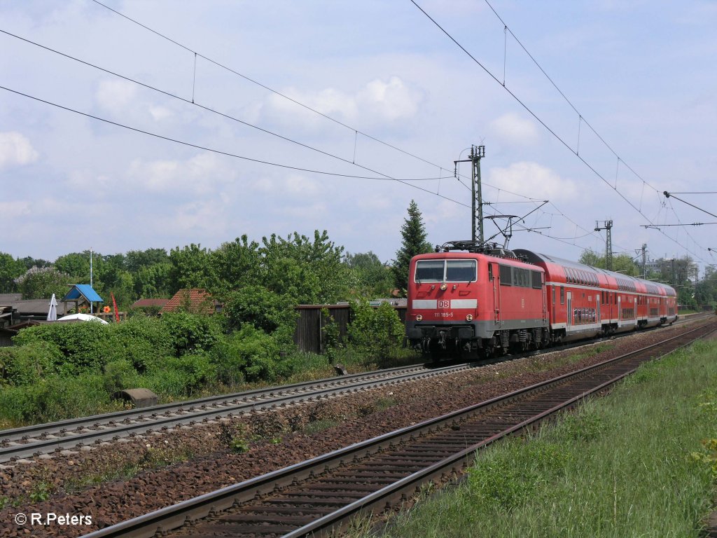 111 185-5 zieht den RE 4248 N�rnberg durch Regensburg-Pr�fering. 09.05.09

