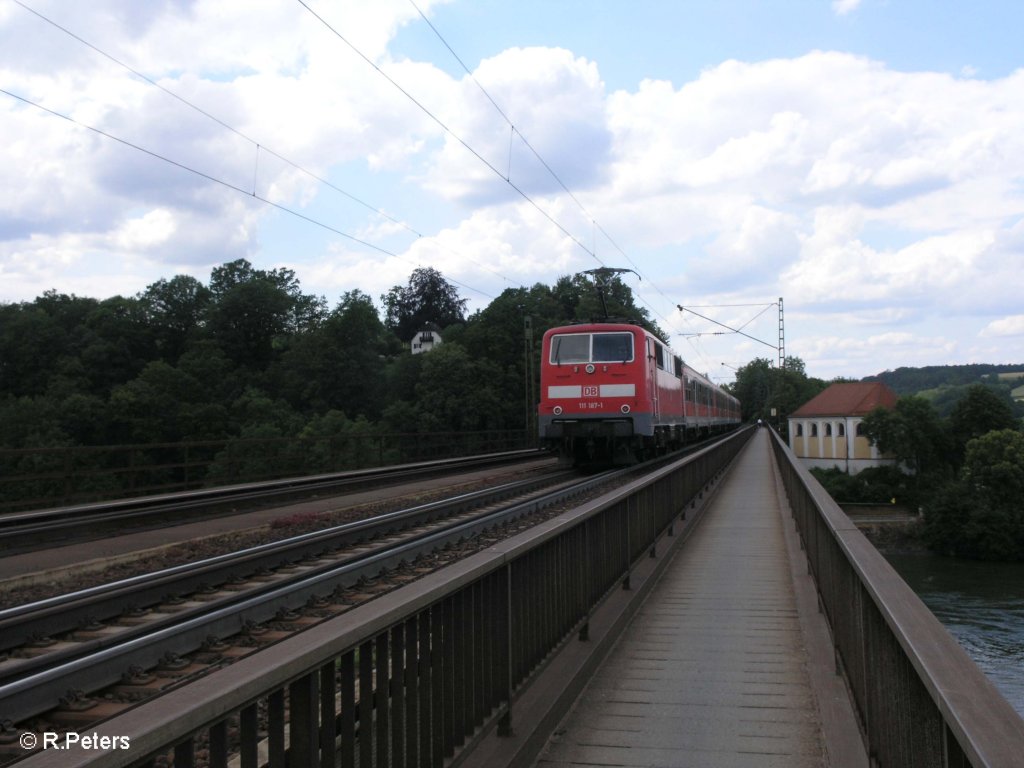 111 187-1 schiebt eine RB Neumarkt(Oberpfalz) �ber die Donaubr�cke bei Regensburg. 20.06.09