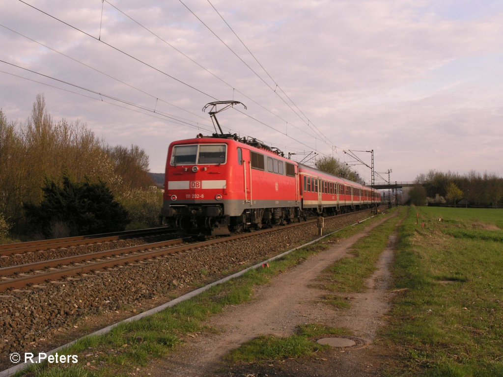 111 202-8 schiebt eine RB W�rzburg bei Th�ngersheim. 12.04.08
