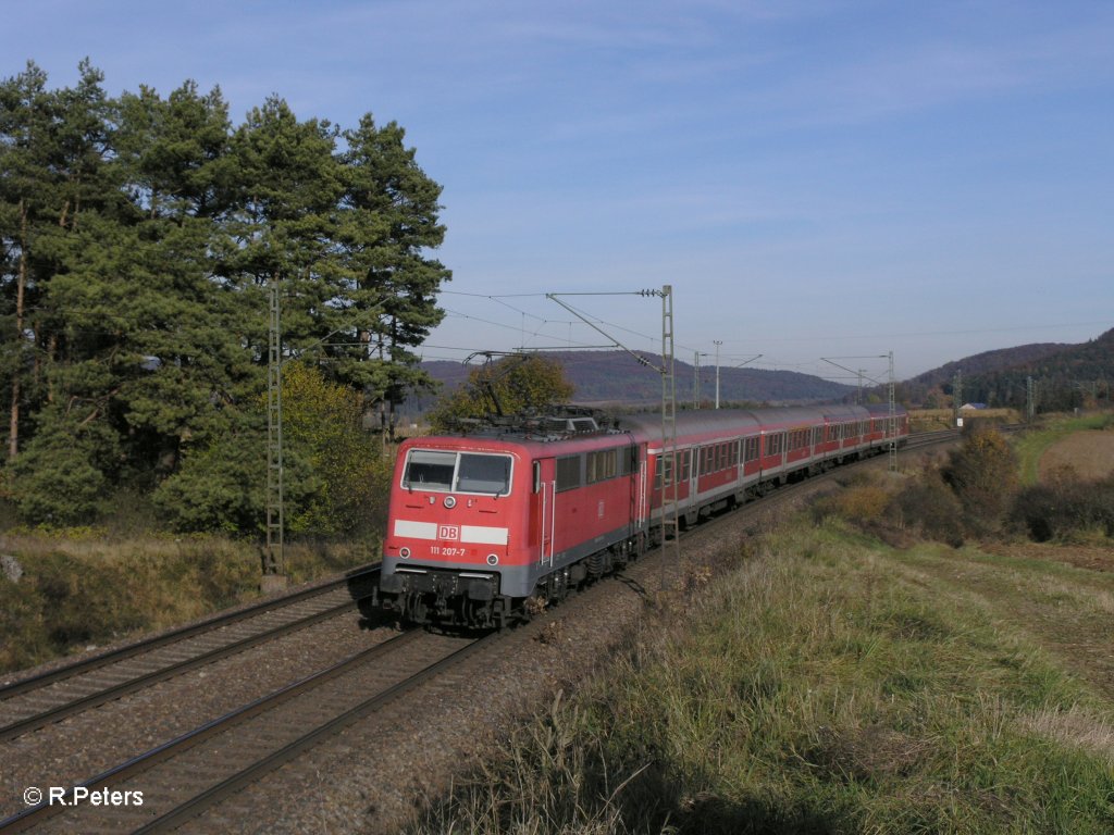 111 207-7 schiebt die RB32121 Neumarkt (Oberpfalz) – Plattling bei Darshofen. 29.10.10
