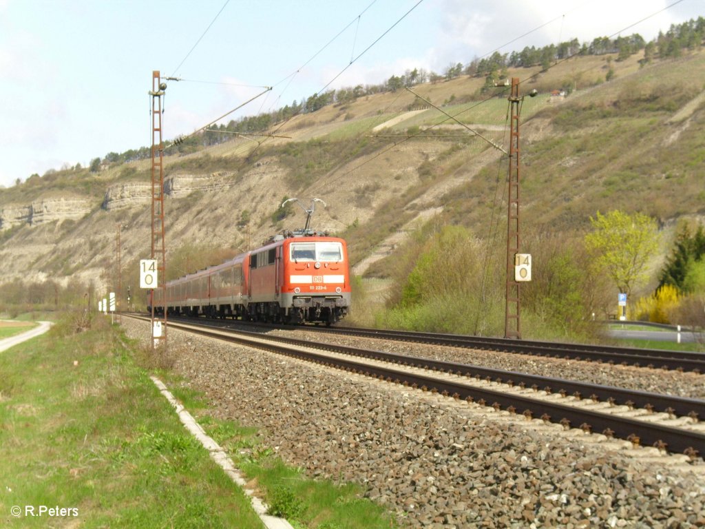 111 223-4 schiebt einen RE Frankfurt/Main bei Th�ngersheim. 10.04.10