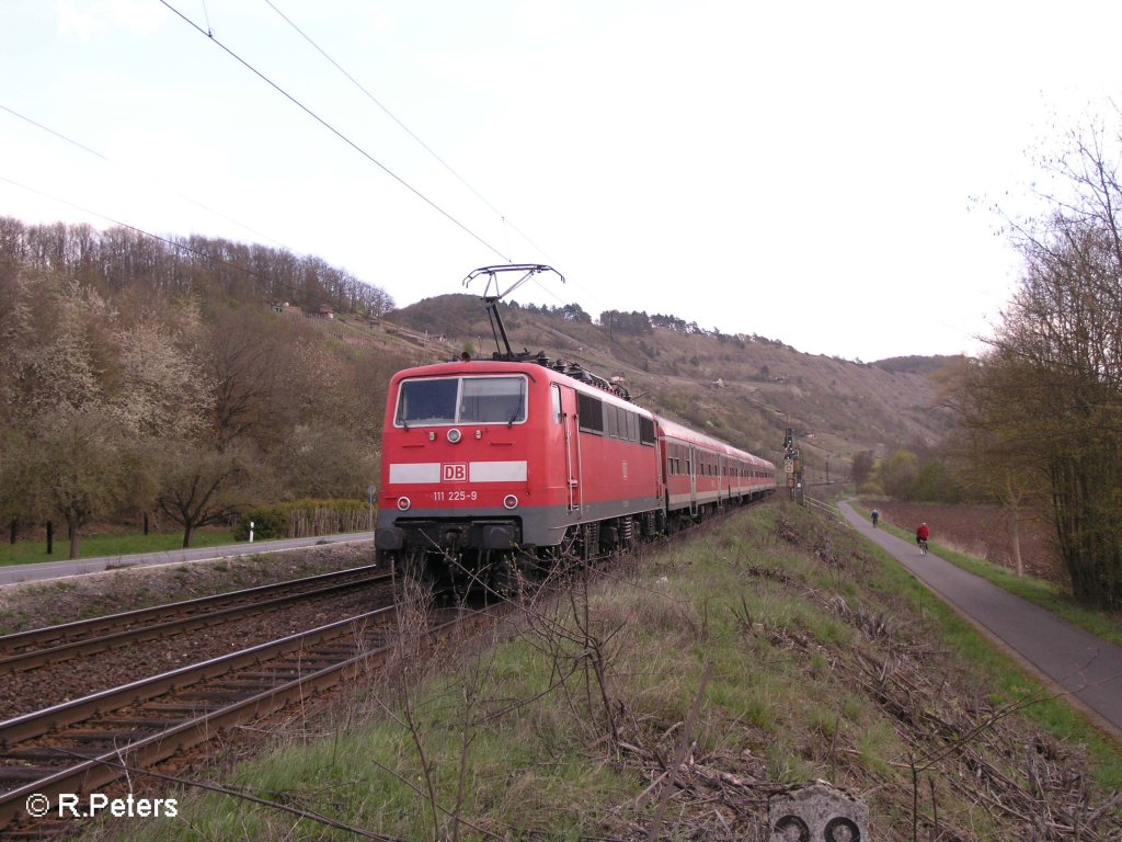 111 225-9 schiebt eien RB nach W�rzburg durchs Maintal bei Gambach. 12.04.08