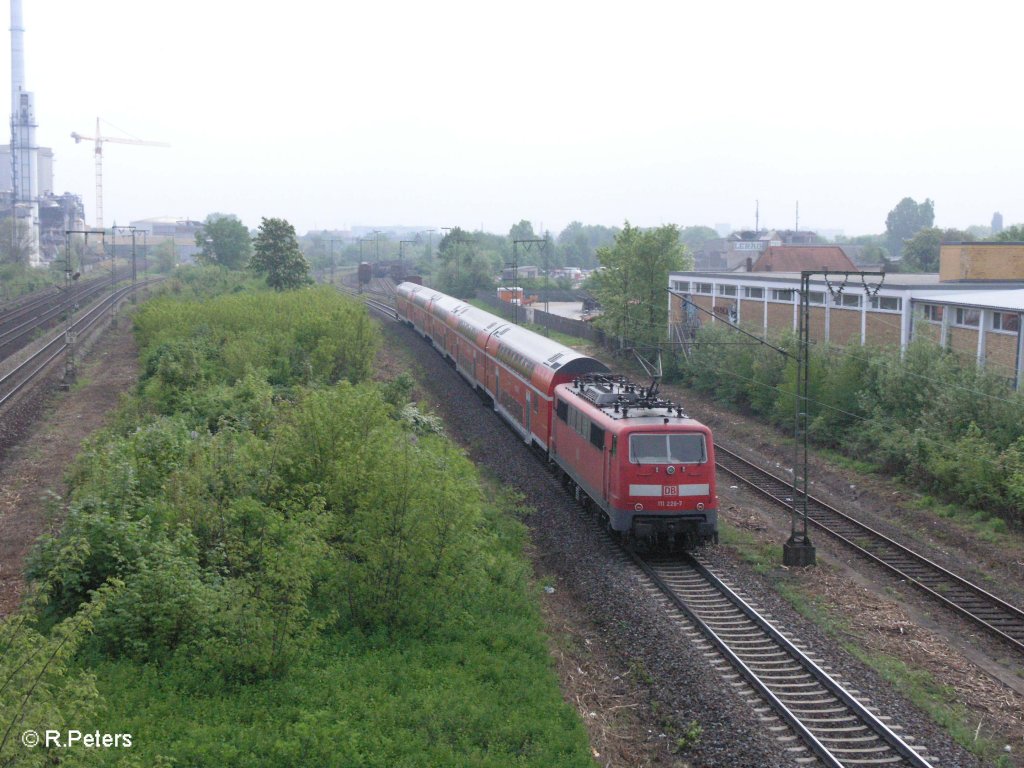 111 226-7 verl�sst Regensburg mit ein RE nach M�nchen geschoben. 01.05.09