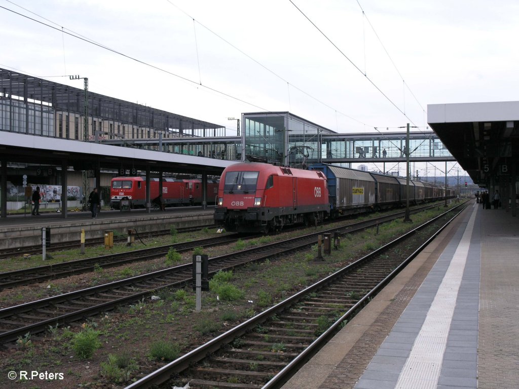 1116 004-1 zieht ein gedeckten G�terzug durch Regensburg HBF. 05.10.09

