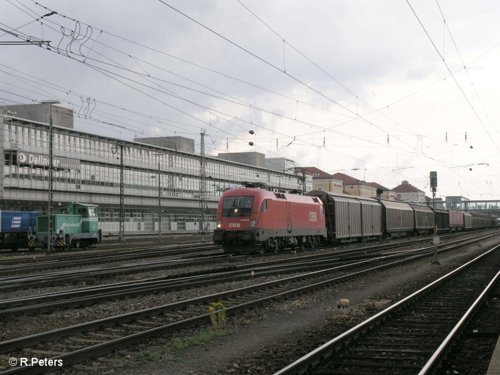 1116 006-6 zieht ein gedeckten G�terzug durch Regensburg HBF. 20.06.09