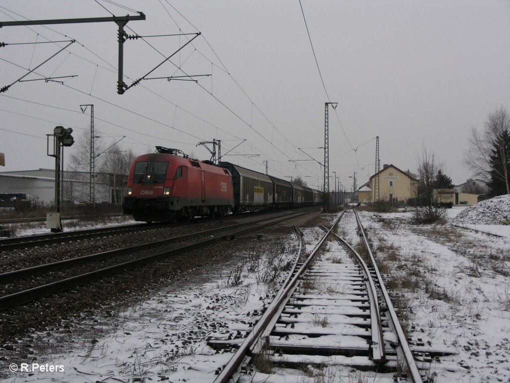 1116 006-6 zieht ein Gedeckten G�terzug durch Obertraubling. 09.01.10