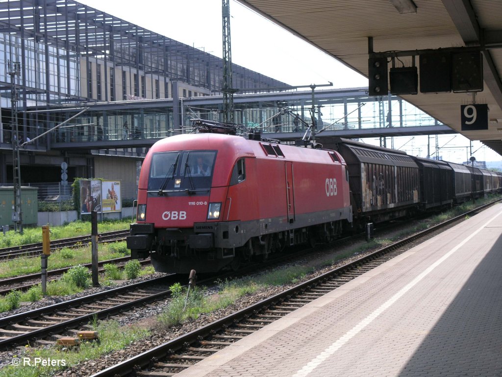 1116 010-8 steht mit ein Gedeckten G�terzug in Regensburg HBF bereit. 09.05.09