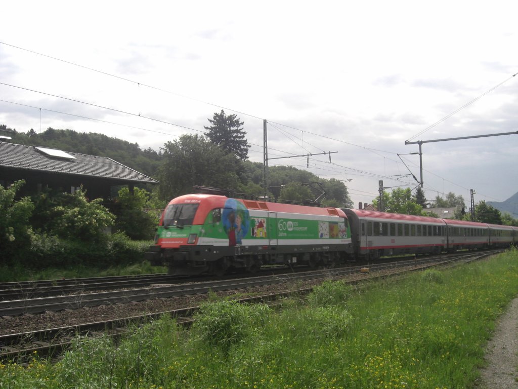 1116 027-4 der  SOS Kinderdorf  - Taurus bei der Durchfahrt des
Bahnhofs von Prien am Chiemsee.