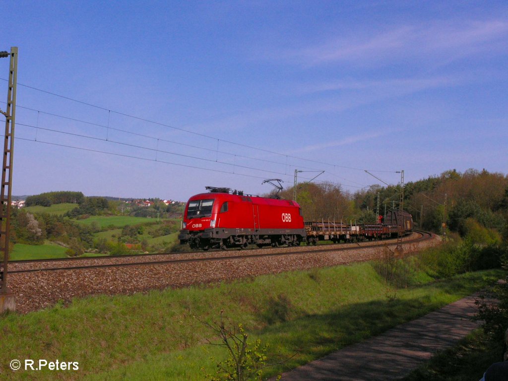 1116 121-7 zieht ein gemischten G�terzug bei Edlhausen. 03.05.08