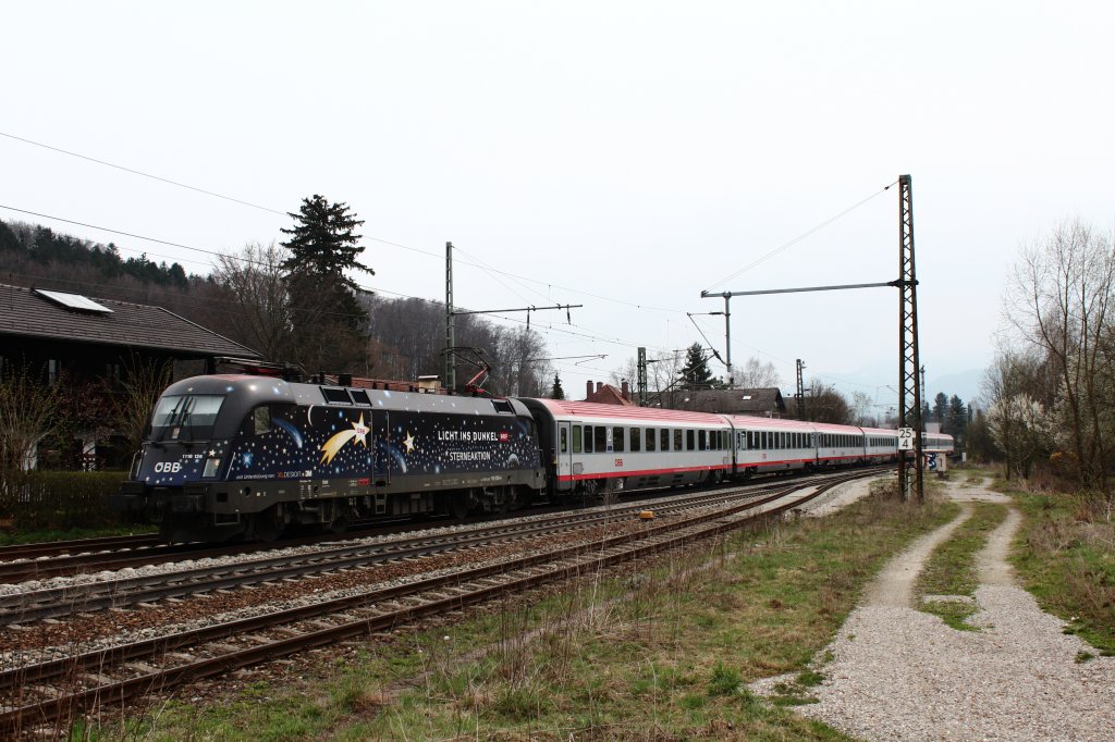 1116 126-4 f�hrt als Werbetr�ger f�r die die Aktion  Licht ins Dunkel . Das Bild entstand am 5. April in Prien am Chiemsee.