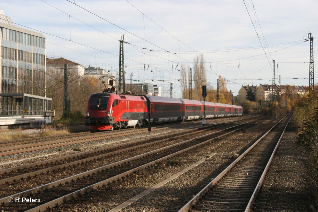 1116 216-1 zieht den RJ60 Budapest - M�nchen am Heimeranplatz vorbei. 04.11.10