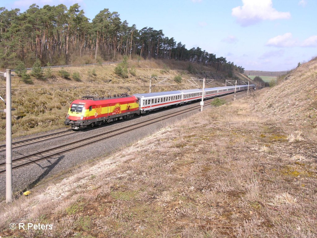 1116 232-8 zieht ein IC2028 Hamburg – Berchtesgarden bei Nantenbach kurz vor W�rzburg. 12.04.08


