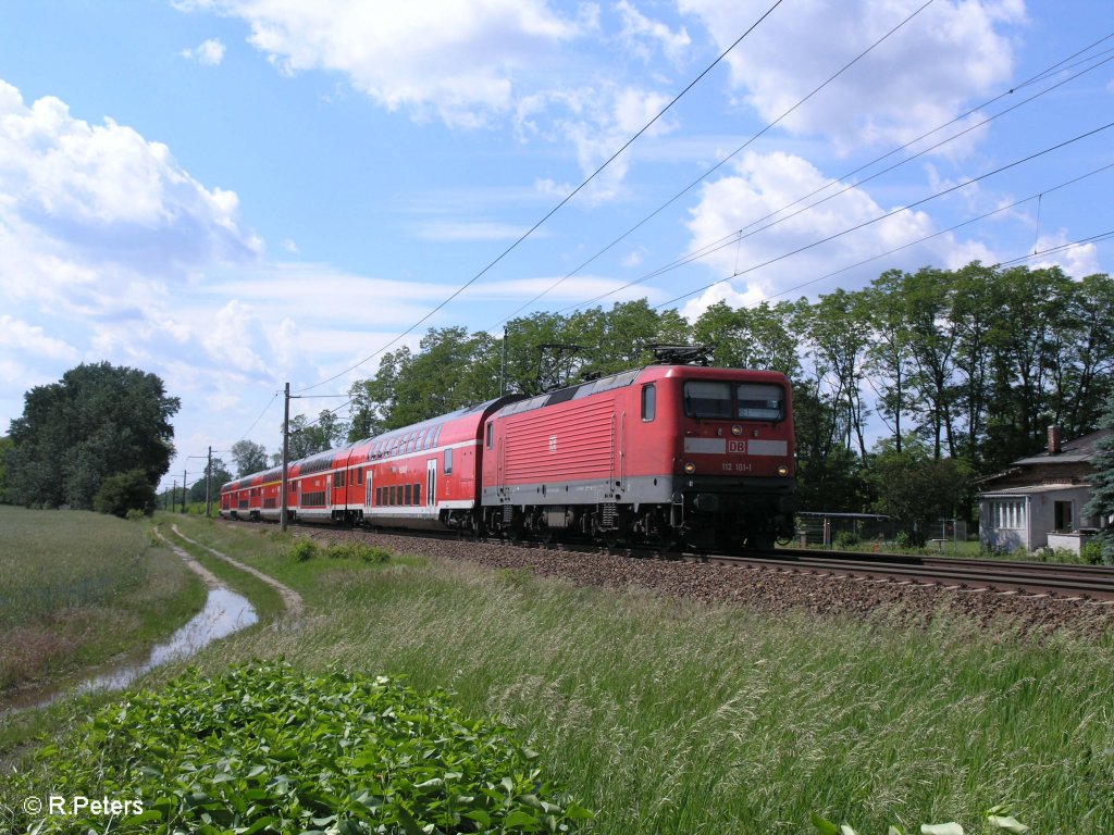 112 101-1 zieht kurz vor Jacobsdorf(Mark) den RE38081 Frankfurt/Oder. 02.06.09
