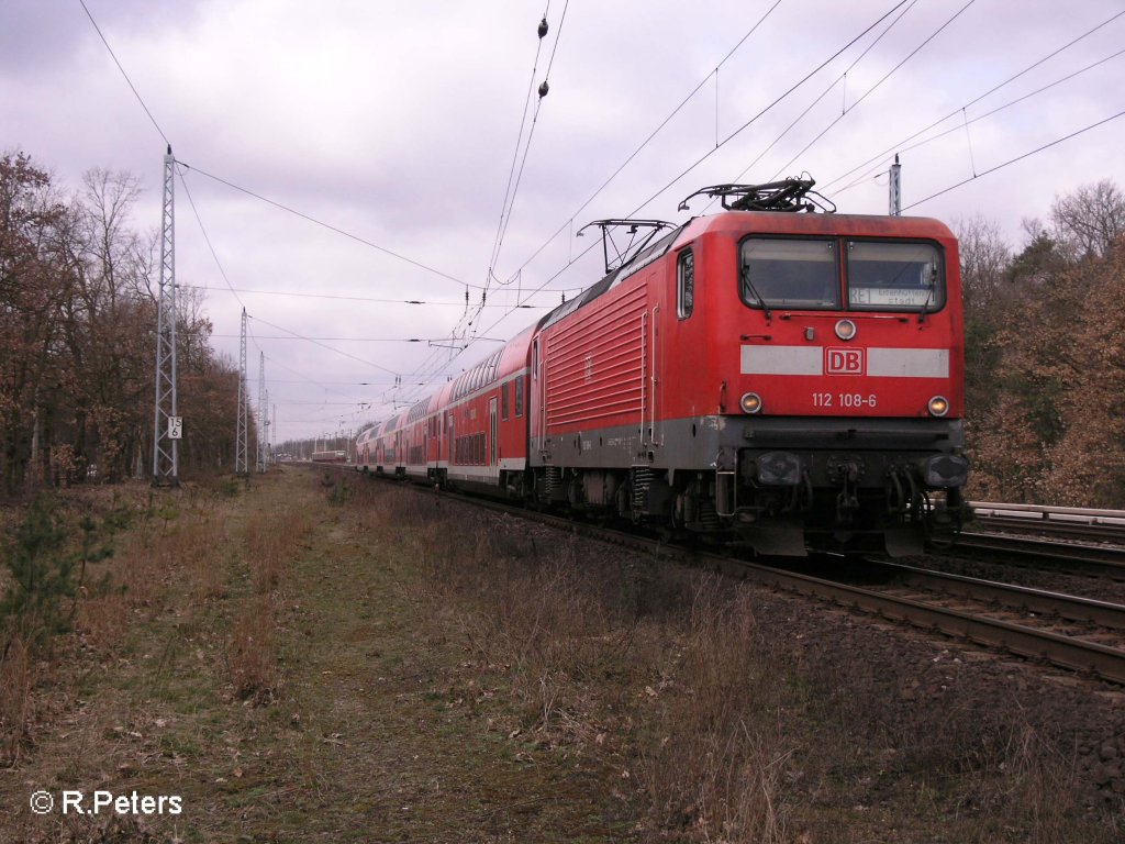 112 108-6 zieht bei Berlin-Friedrichshagen ein RE1 Eisenh�ttenstadt. 19.03.08