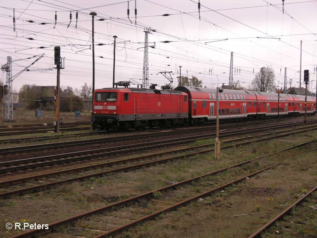 112 109-4 zieht den RE1 aus den Bahnhof Eisenh�ttenstadt. 15.04.08