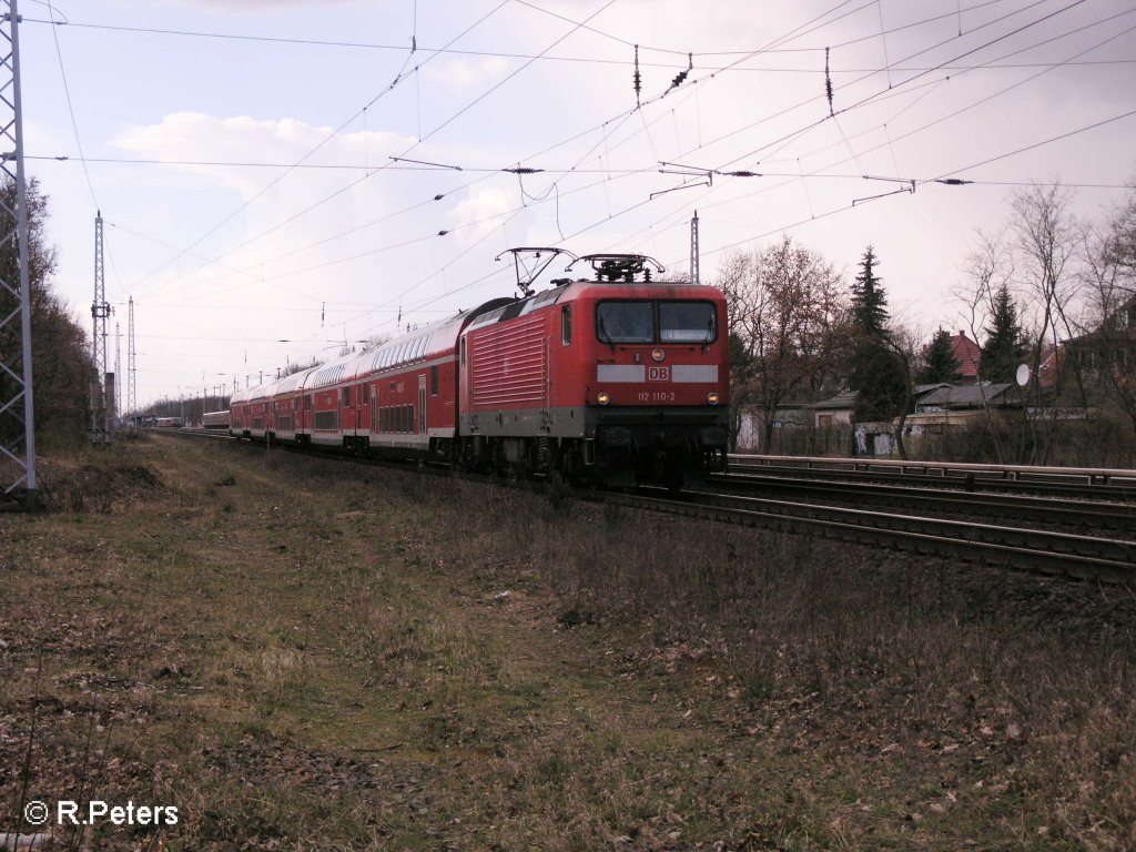 112 110-2 zieht den RE1 Eisenh�ttenstadt bei Berlin-frierichshagen. 19.03.08
