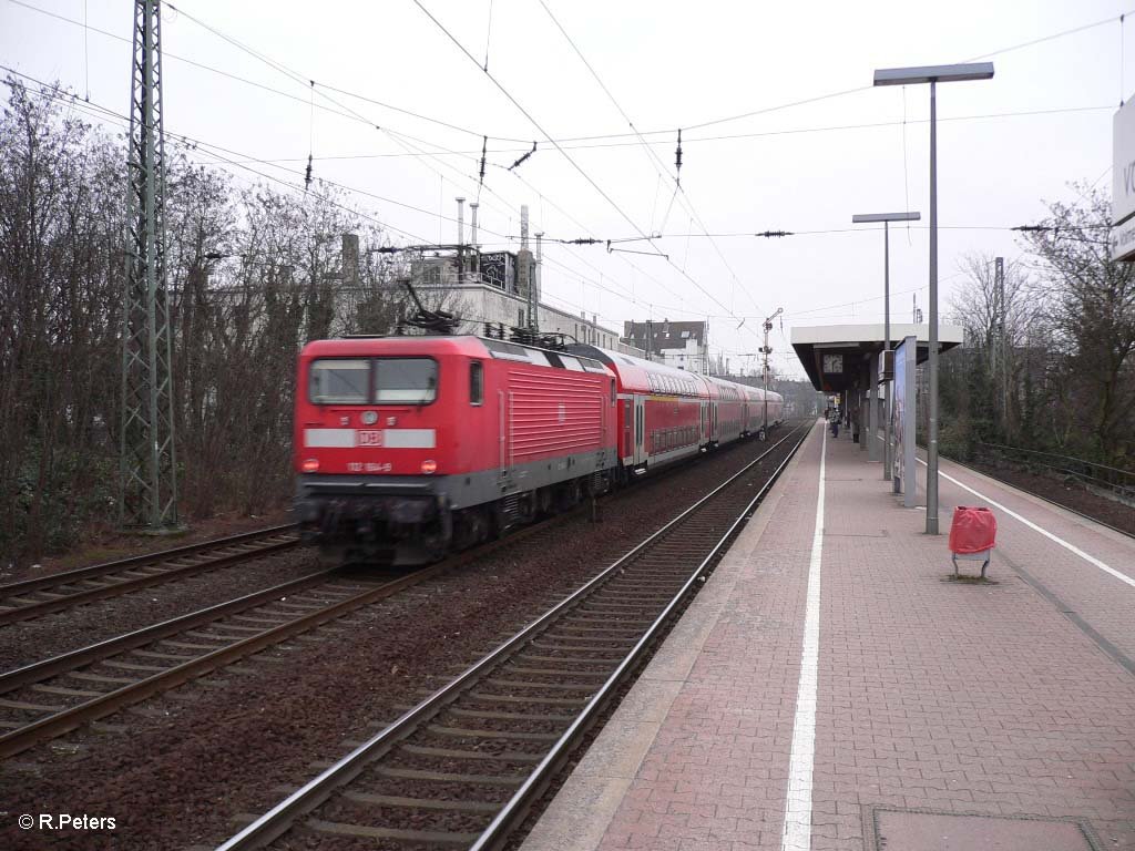 112 112 164-9 zieht ein RE 4 nach Aachen an D�sseldorf-V�lklingerstrasse vorbei. 06.01.06