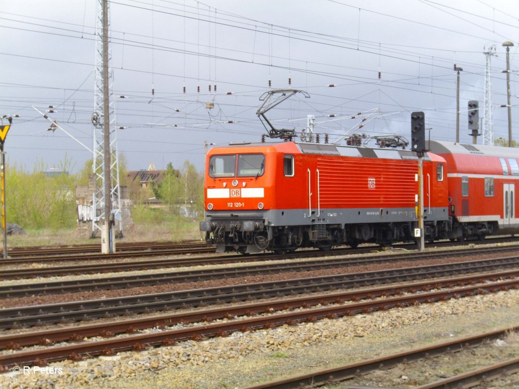 112 120-1 schiebt den RE1 wieder zur�ck in den Bahnhof. 21.04.10