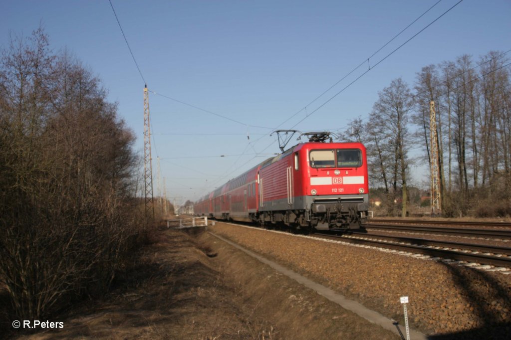 112 121 zieht den RE 18105 nach Eisenh�ttenstadt bei Briesen(Mark). 08.03.11 