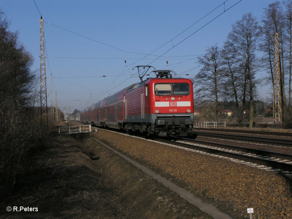 112 121 zieht den RE 18105 nach Eisenh�ttenstadt bei Briesen(Mark). 08.03.11 