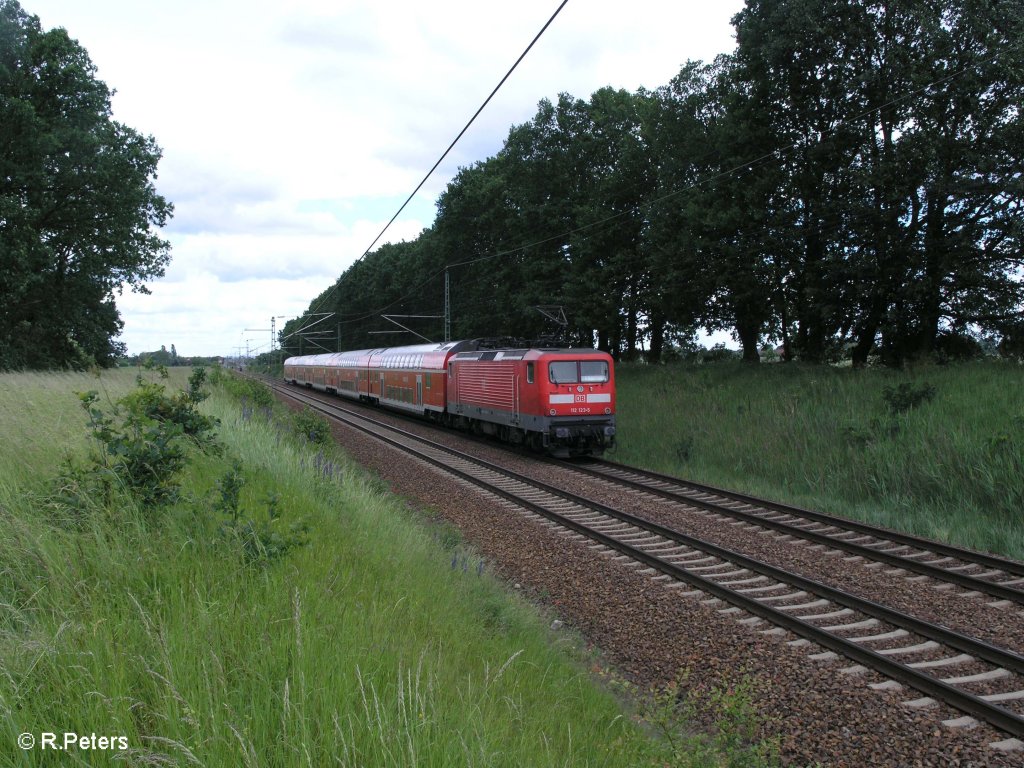 112 123-5 schiebt bei Jacobsdorf(Mark) den RE38076 Brandenburg HBF .29.05.09
