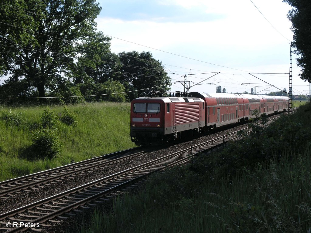 112 123-5 zieht bei Jacobsdorf den RE38023 Eisenh�ttenstadt. 02.06.09
