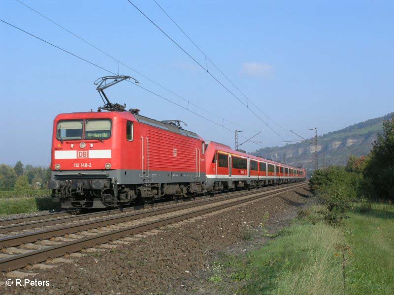 112 148-2 zieht kurz vor Th�ngersheim ein RE W�rzburg im Sandwitch. 27.09.08