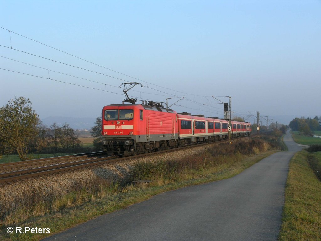 112 173-0 Schiebt ein RE bei P�lling. 25.10.08