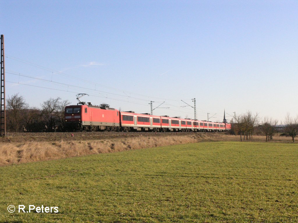 112 177-2 zieht im Sandwitch ein RE Frankfurt/Main bei Th�ngersheim. 16.02.08