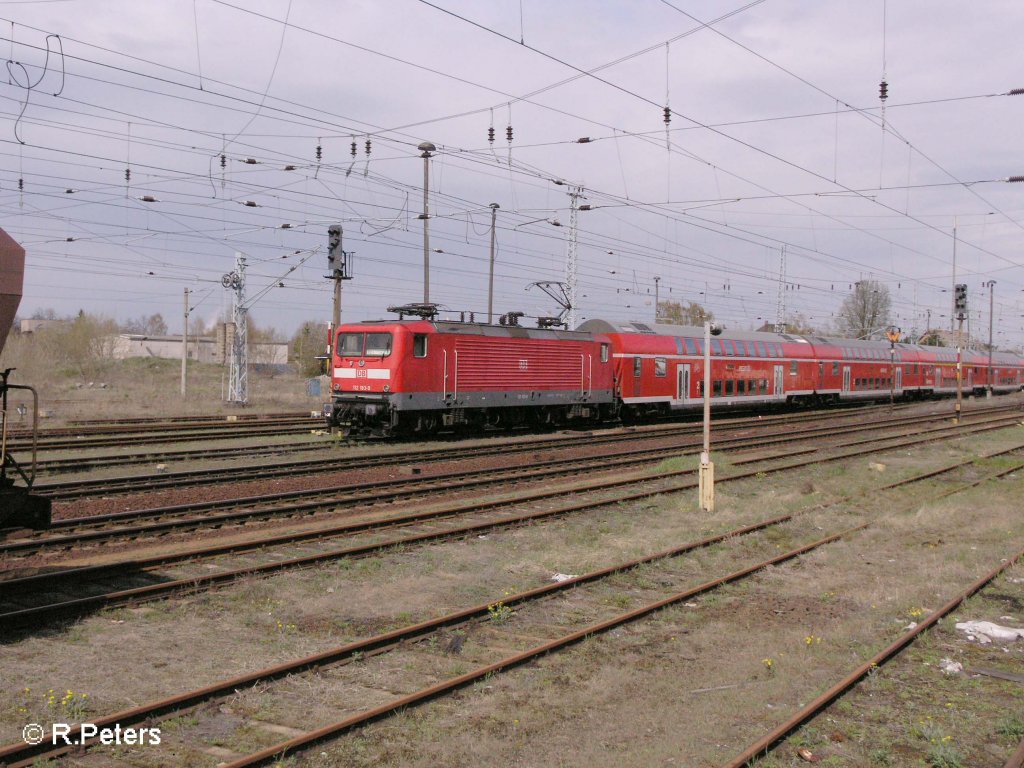 112 183-9 zieht den RE1 auf ein Ausweichgleis in Eisenh�ttenstadt. 14.04.08