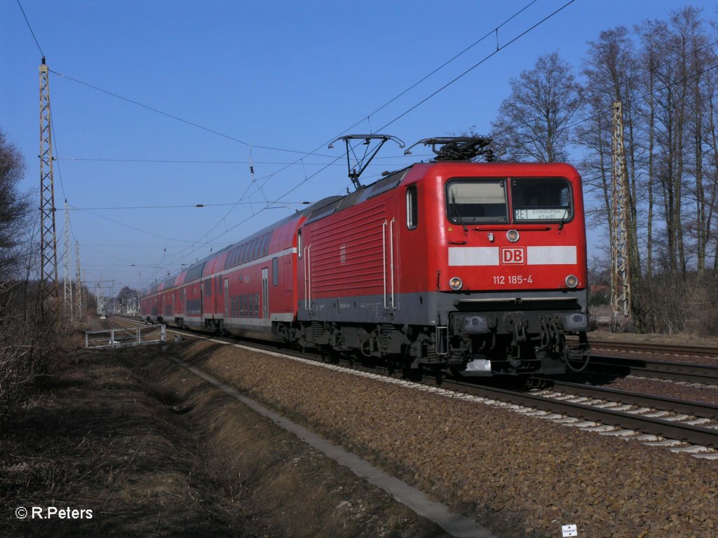 112 185-4 zieht den RE 18107 nach Eisenh�ttenstadt bei Briesen (Mark) 08.03.11