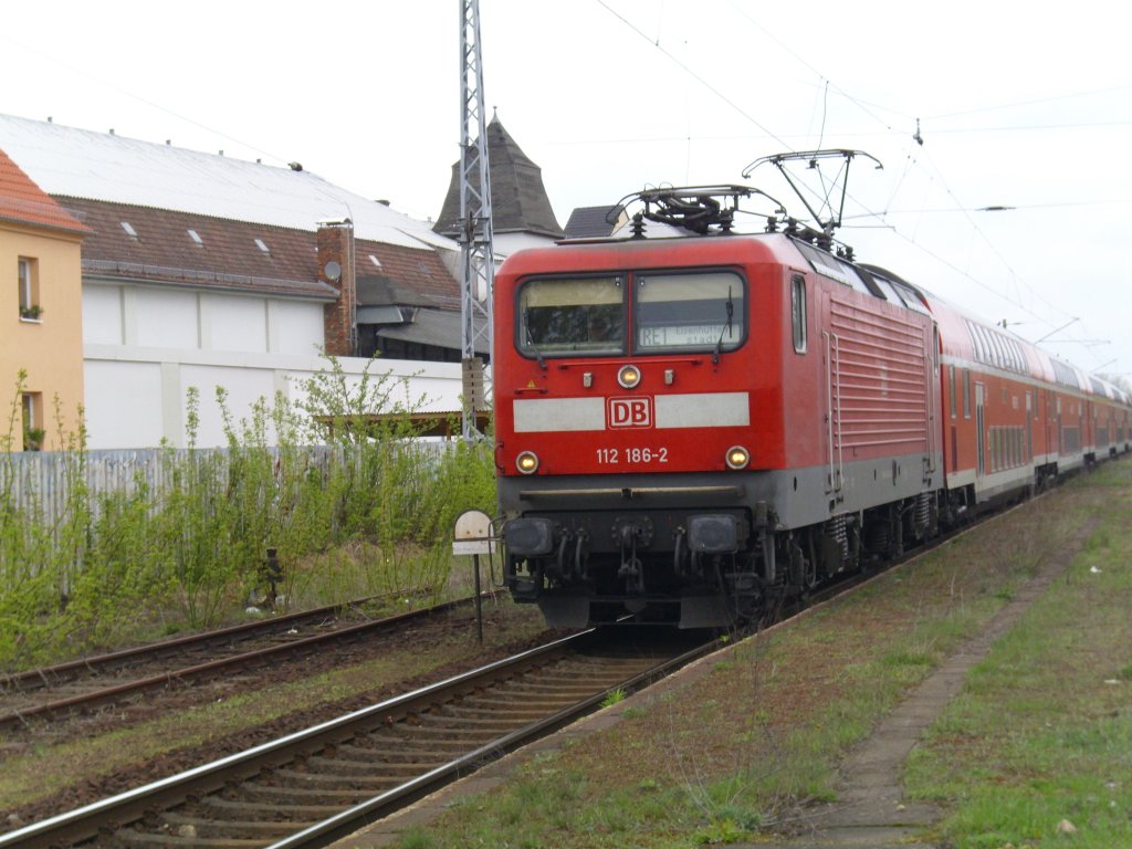 112 186-2 fuhr am 21.04.10 in Eisenh�ttenstadt mit dem RE1 ein.