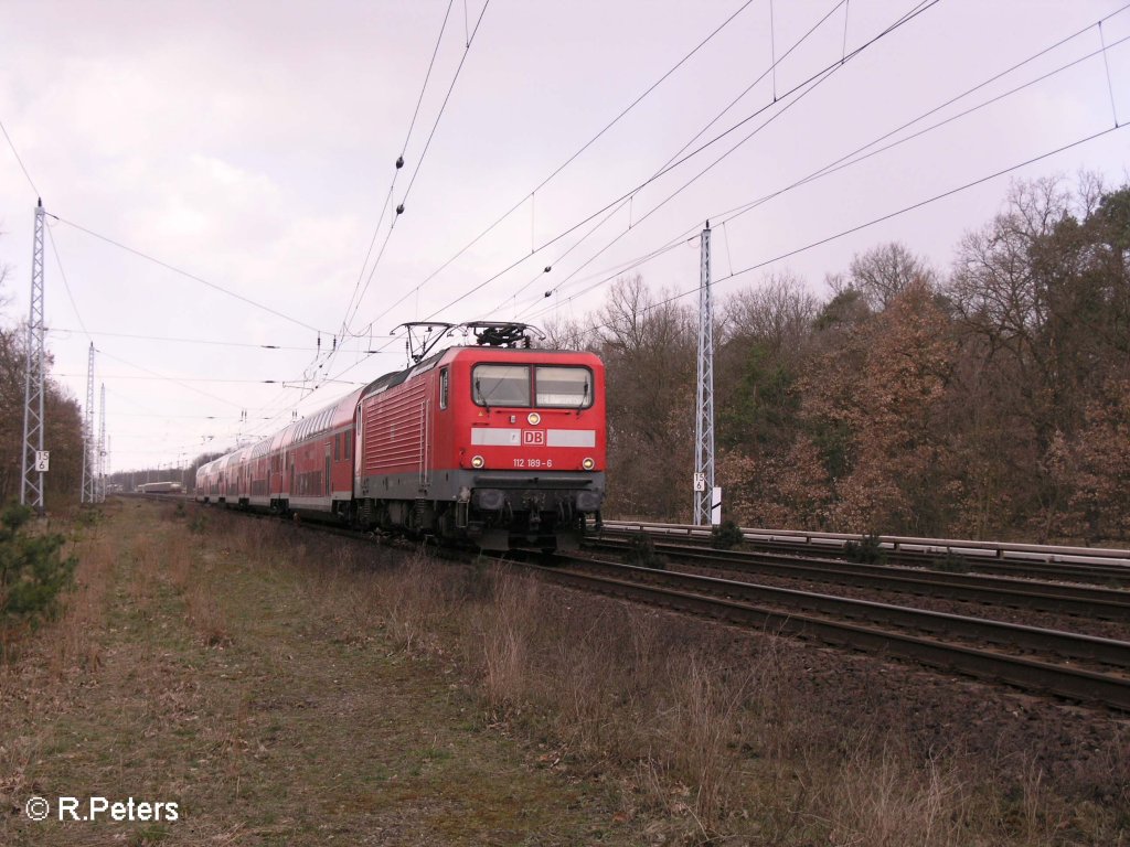 112 189-6 zieht bei Berlin-Friedrichshagen den RE1 Eisenh�ttenstadt. 19.03.08