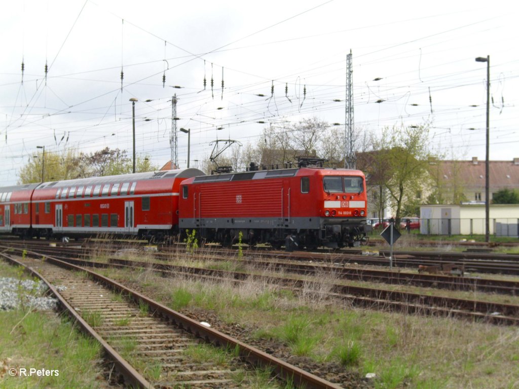 114 002-9 schiebt den RE1 in den Bahnhof Eisenh�ttenstadt. 21.04.10