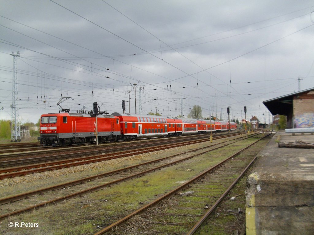 114 002-9 schiebt den RE1 Magdeburg in den Bahnhof Eisenh�ttenstadt. 21.04.10