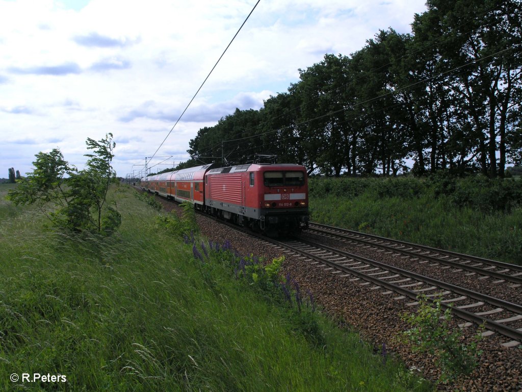 114 012-8 zieht bei Jacobsdorf(Mark) den RE38081 Frankfurt/Oder. 29.05.09
