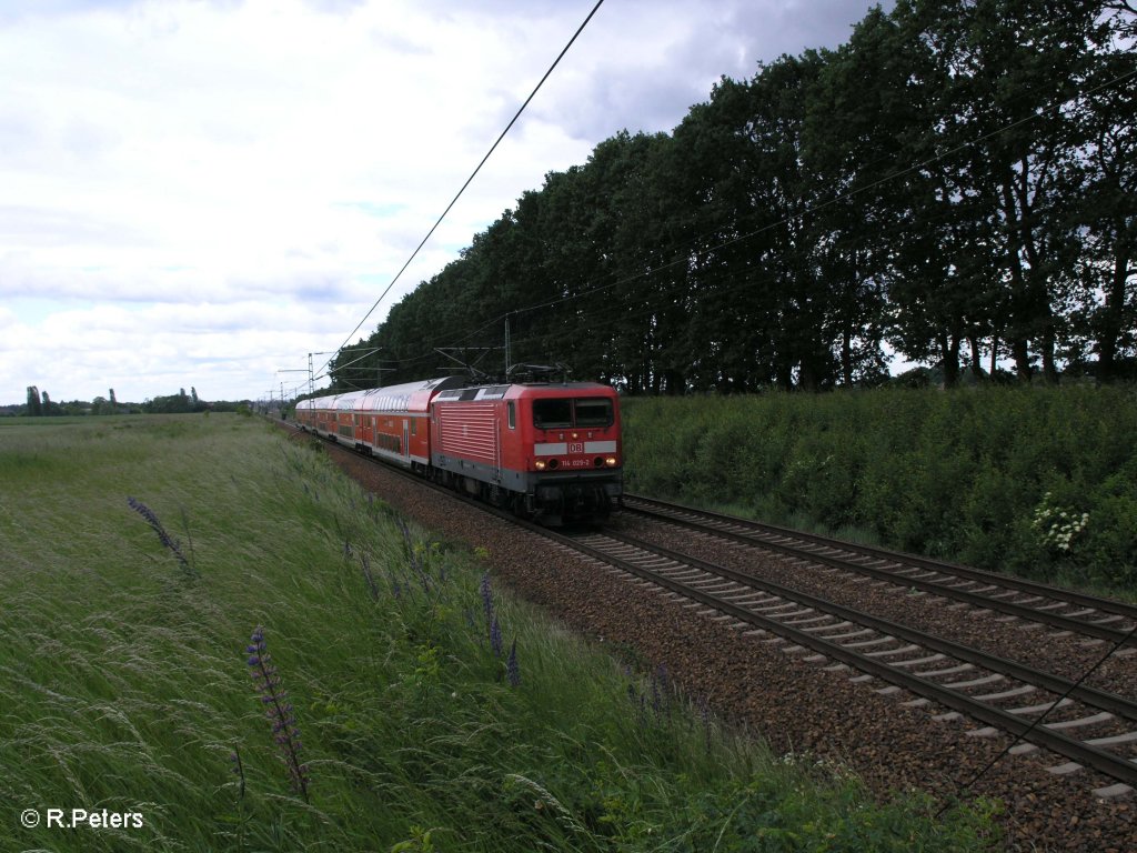 114 029-2 zieht bei Jacobsdorf(Mark) den RE38013 Eisenh�ttenstadt. 29.05.09