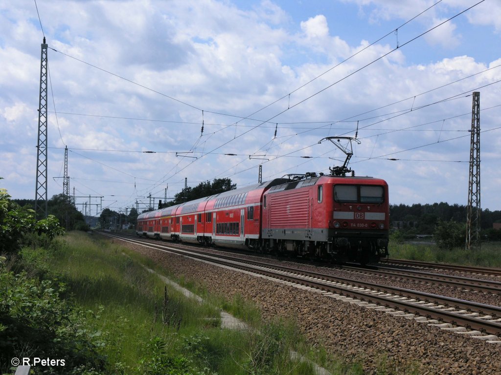 114 030-0 schiebt bei Briesen(Mark) den RE38026 Magdeburg HBF. 02.06.09
