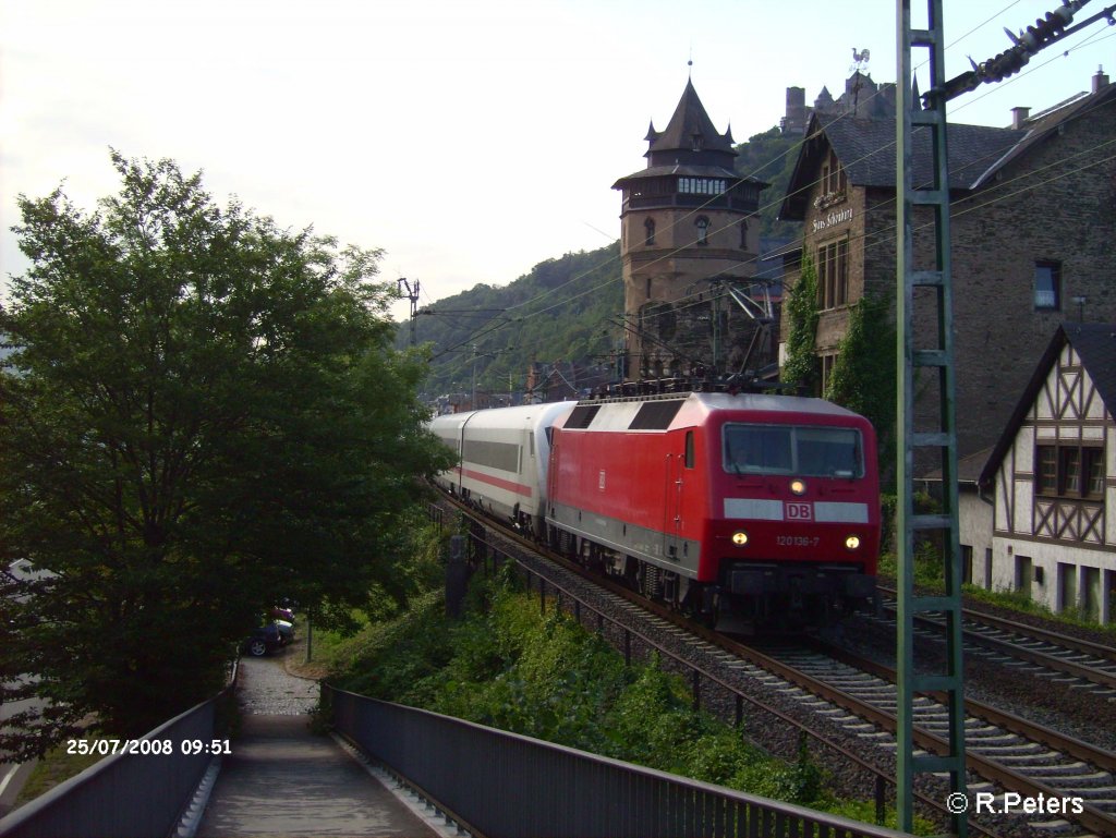 120 136-7 zieht den IC 1819 K�ln HBF – Stuttgart durch Oberwesel. 25.07.08
