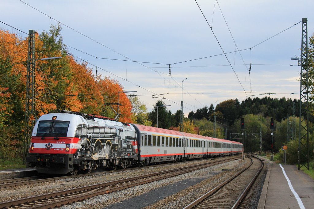 1216 020  175 Jahre Eisenbahn in �sterreich  am 14. Oktober 2012 auf dem Weg vom Brenner nach M�nchen. Aufgenommen bei der Durchfahrt des Bahnhofs von Assling.