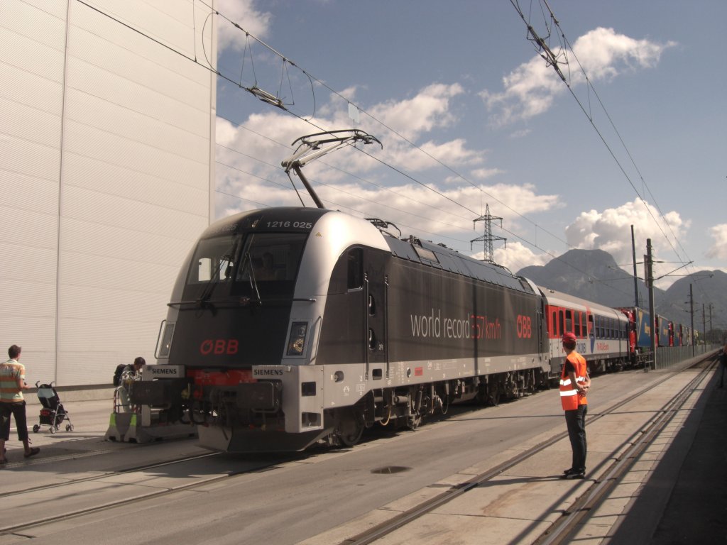 1216 025 der  Weltrekord-Taurus  in W�rgl, anl�sslich des Bahnhoffestes
 150 Jahre Eisenbahn in Tirol 