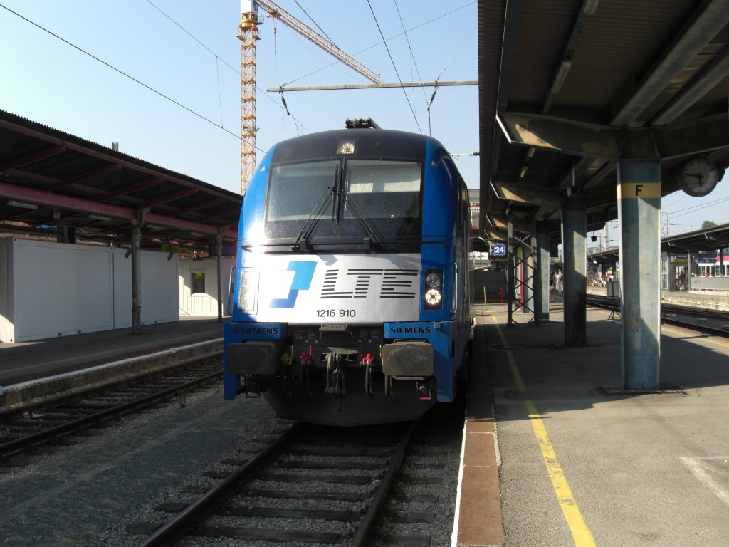 1216 910 von  LTE  im Salzburger Hauptbahnhof.