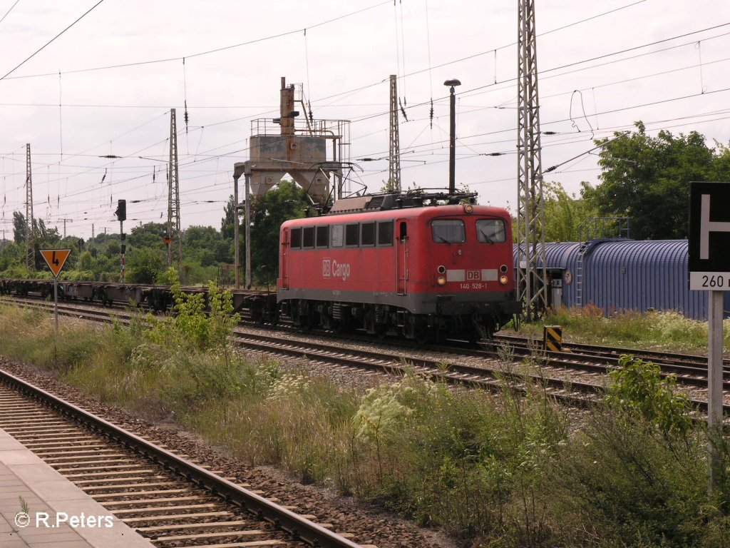 140 528-1 f�hrt in Frankfurt/Oder mit ein leerne Containerzug ein. 15.07.08