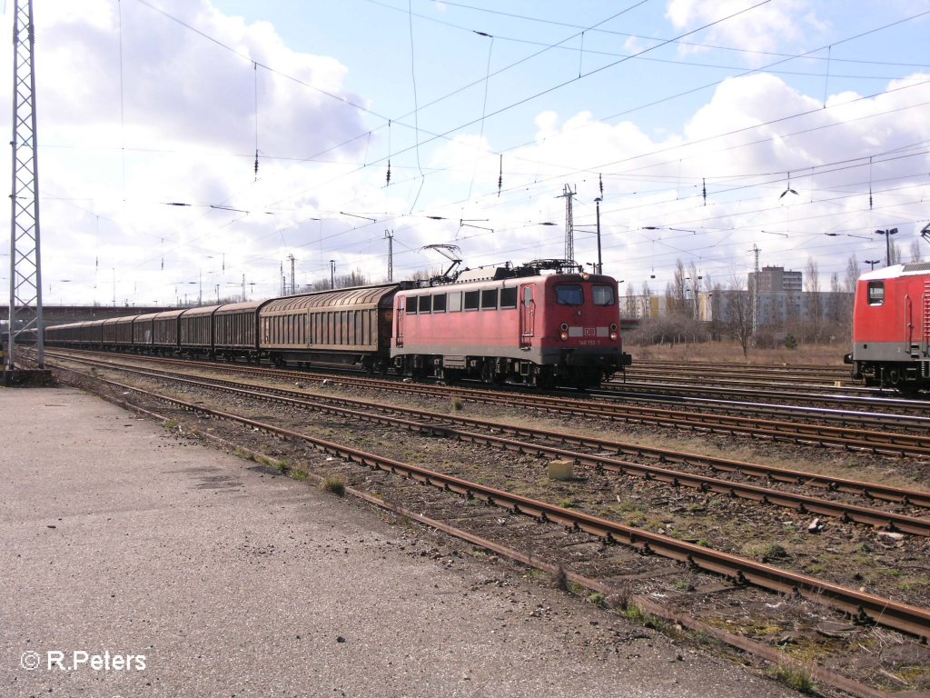 140 752-7 durchf�hrt Eisenh�ttenstadt mit ein langen gedeckten G�terzug. 18.03.08